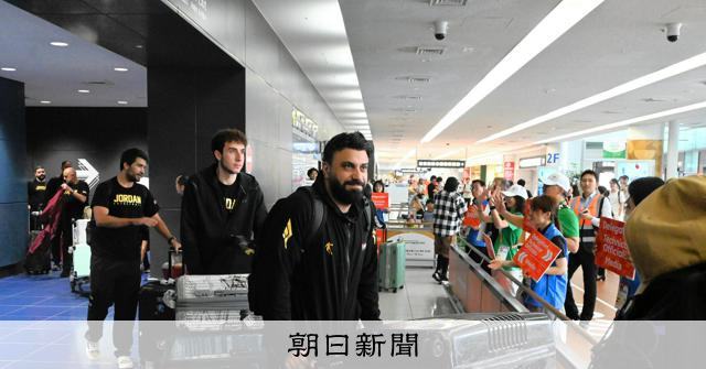 アジア大会選手、中部空港で入国始まる 陸上トラックのお出迎えも