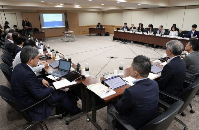 年金「第3号」対象縮小へ検討着手