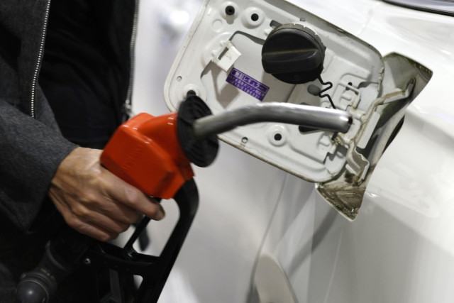ガソリン補助に6千億円 閣議決定