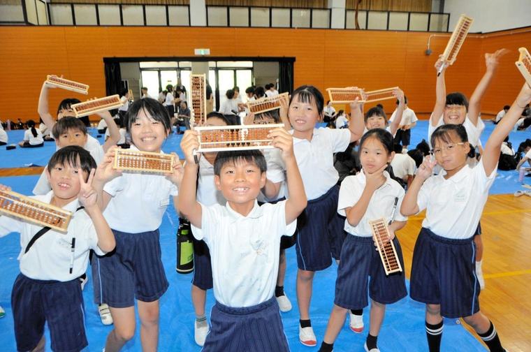「マイそろばん」できた 小野市の全8小学校で職人が巡回指導 3年生375人が4工程学ぶ