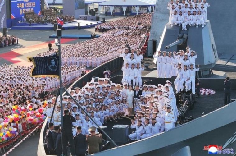 北朝鮮、核搭載可能な新型ミサイル駆逐艦就役 金総書記を激怒させた昨年の横転からめざましい復旧