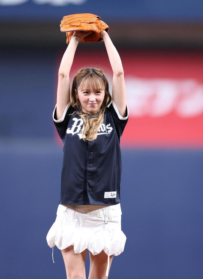 【写真】３８歳ママ歌手がノーバン＆見事なストライク投球披露 場内歓声 両手を広げて大喜び ＳＮＳ「ノーバンなのすげぇ」「まだ２０代くらいかと」