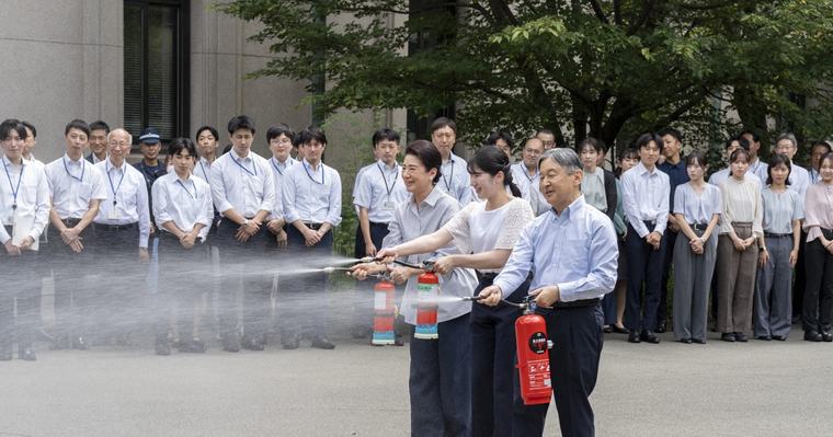 天皇ご一家が皇居の防災訓練に初参加 ホース握り、「放水開始」