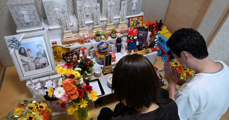 真相・ニュースの現場から: 家族旅行が一転 祭壇に並んだ5人の遺骨 「現実と思えず……」