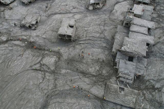 土石流 ネパールと中国の死者千人超