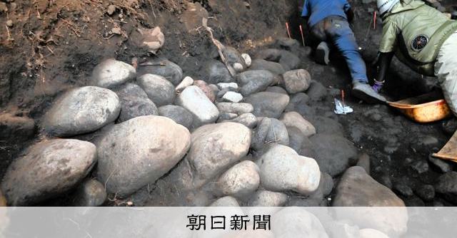 4世紀の古墳の葺石が当時のまま発見 富士山噴火が生んだ「まさか」