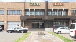 歩行者の40代くらいの男性が軽乗用車にはねられ死亡…運転手の20代男を”過失運転致傷”の疑いで逮捕＿現場は歩道なし・街灯少ない片側1車線の直線〈北海道由仁町〉