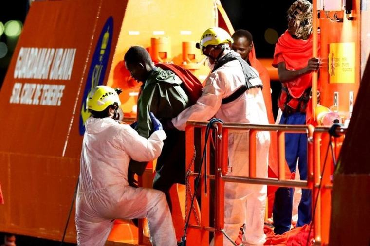 移民船がカナリア諸島沖を漂流、83人死亡か 44人救助