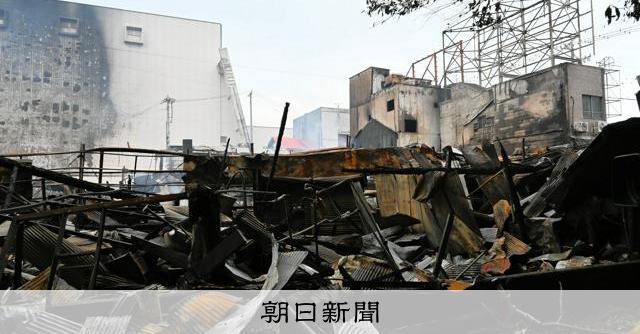 迫る炎、徹夜の消火…商店街火災から一夜「延焼防ぐので精いっぱい」