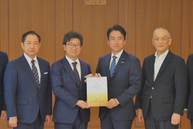 自衛隊へ外国人「検討すべき」提言