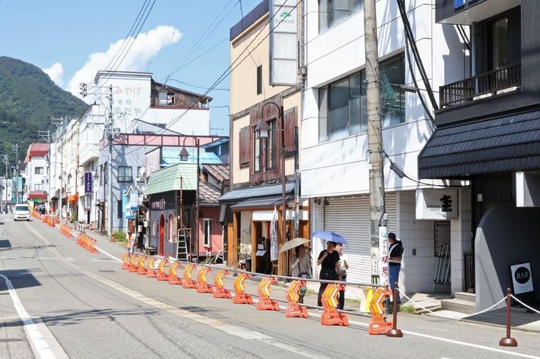 ＪＲ越後湯沢駅西口の温泉通り、商店街巡り安全に！歩道拡幅や車両通行止めの実証実験、湯沢町が実施