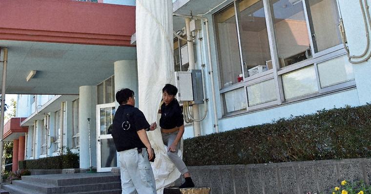 万一に備え、救助袋を体験 福岡・吉富小で教職員ら避難訓練