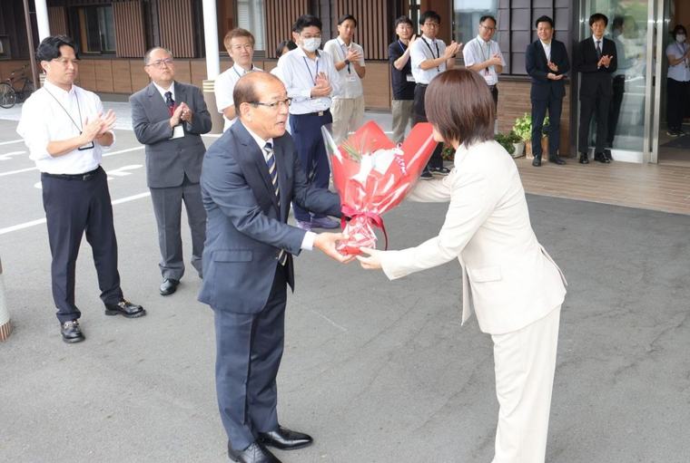 「安心して暮らせる村を」 新庄村の石藤村長が初登庁