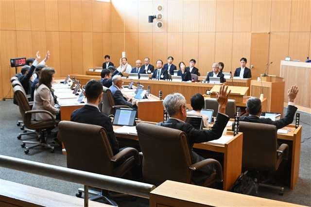 大潟村議会、定数２減の１０へ 条例改正案を可決