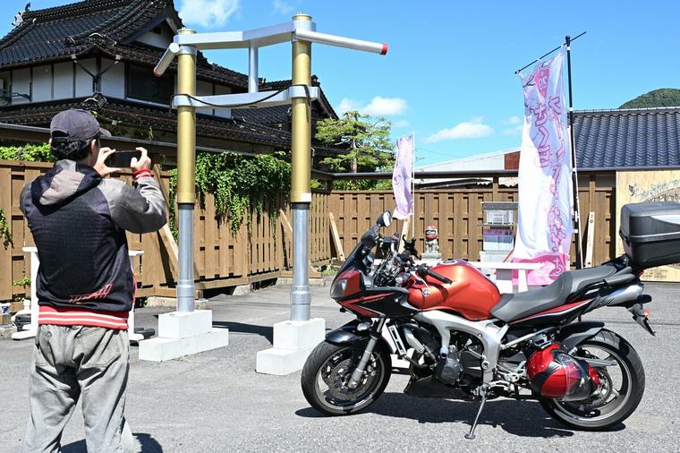 さくらオートバイ神社（若桜町）にユニーク鳥居 バイク部品模したデザイン インスタ投稿閲覧数２４万超え大反響