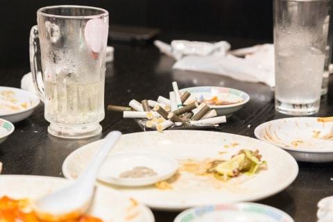 皿に吸い殻で店主激怒 客に責任は？
