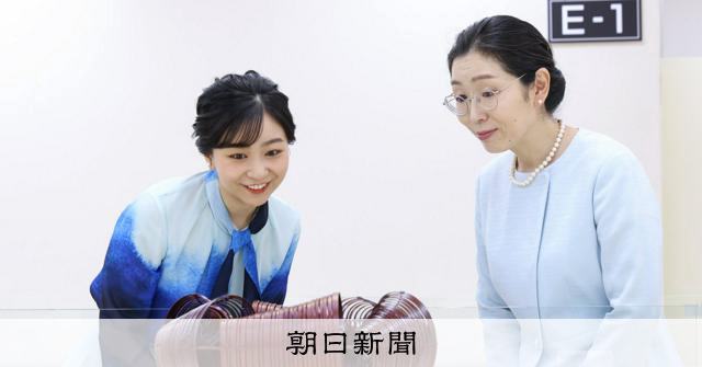 佳子さま、日本伝統工芸展の授賞式に 会場では作品を熱心に鑑賞