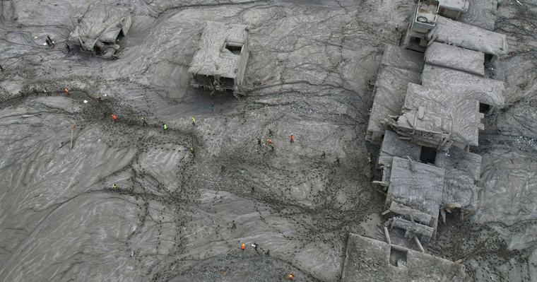 ネパール・中国土石流、死者1000人超 行方不明者は4000人超