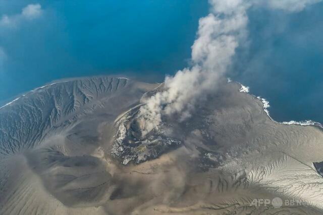 インドネシア噴火 一時8空港が閉鎖